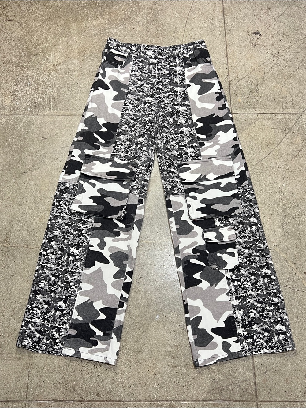💚 3937. Black & White Camo Patchwork Cargo Pants